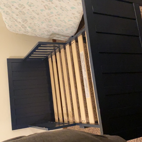 Toddler bed/ mattress included - Picture 3 of 4